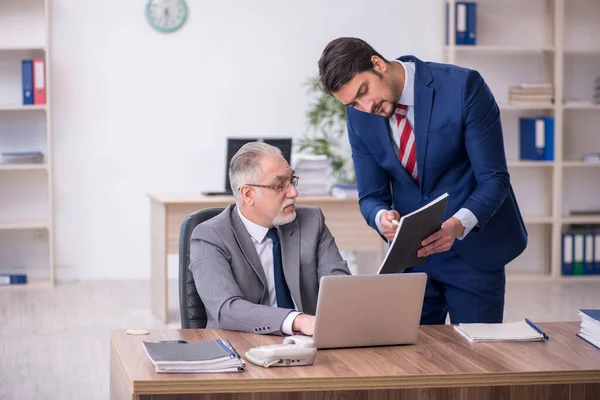 Deux employés masculins travaillant dans le bureau — Photo