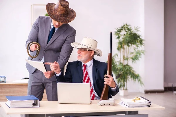 Δύο άνδρες καουμπόηδες υπάλληλοι σε αστεία έννοια — Φωτογραφία Αρχείου
