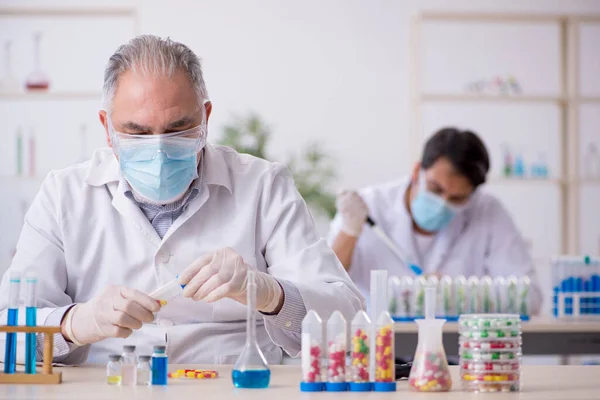 Dos químicos masculinos en el concepto de síntesis de fármacos en el laboratorio —  Fotos de Stock