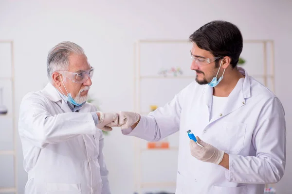 Laboratuvarda uyuşturucu sentezi konseptinde iki erkek kimyager. — Stok fotoğraf