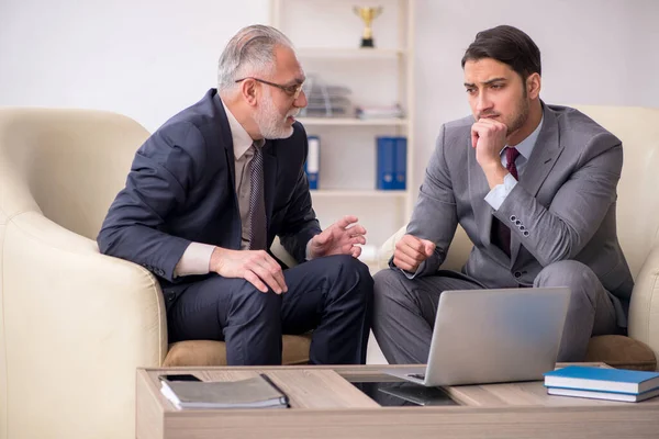 Twee zakenlieden discussiëren over een project op de werkplek — Stockfoto