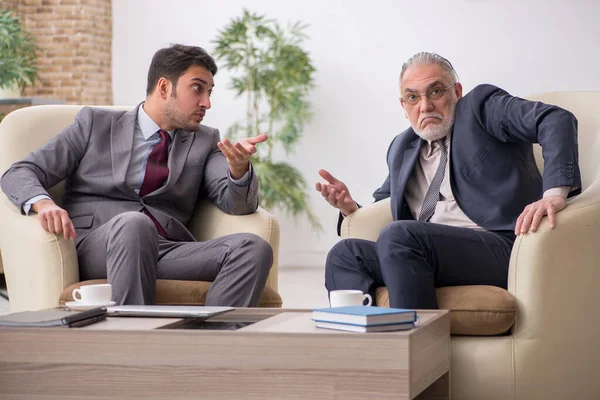 Deux hommes d'affaires discutent du projet sur le lieu de travail — Photo