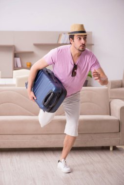 Genç adam eve gitmeye hazırlanıyor.