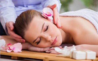 Salondaki spa prosedürü sırasında genç bir kadın.