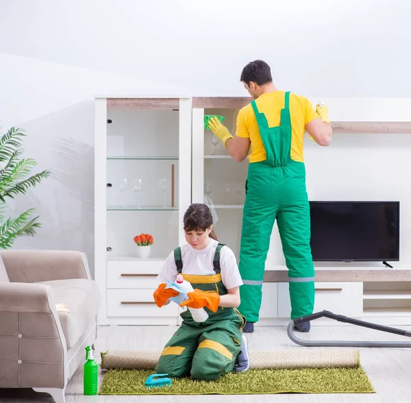 Schoonmaken van professionele aannemers die thuis werken — Stockfoto