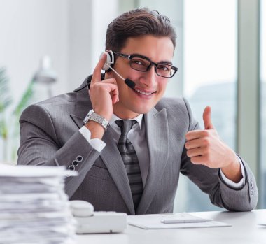 Çağrı merkezi operatörü telefonda konuşuyor.