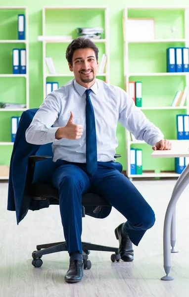 Empleado haciendo ejercicios durante el descanso en el trabajo — Foto de Stock