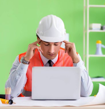 Adam mimar proje üzerinde çalışıyor.