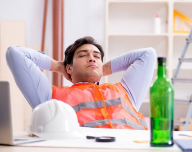 Atölyede çalışan sarhoş mühendis.