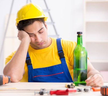 Atölyede çalışan sarhoş mühendis.