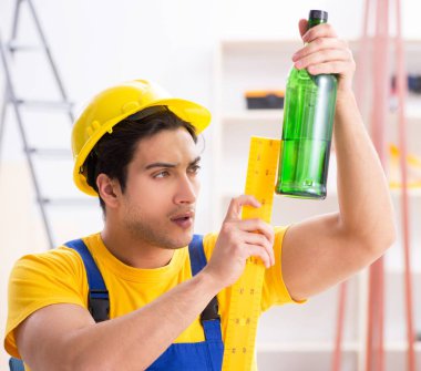 Atölyede çalışan sarhoş mühendis.