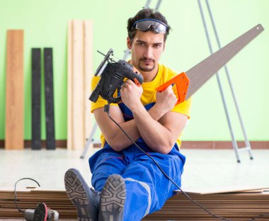 Profesyonel müteahhit evde döşeme döşemesi yapıyor.