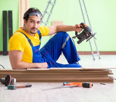 Profesyonel müteahhit evde döşeme döşemesi yapıyor.