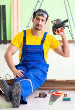 Profesyonel müteahhit evde döşeme döşemesi yapıyor.