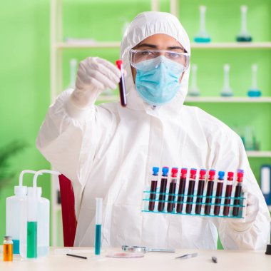 Laboratuvarda yeni bir deney üzerinde çalışan kimyager.