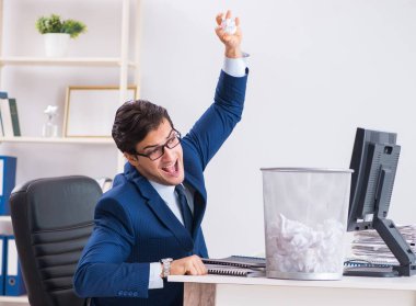 Genç ve yakışıklı bir işadamı büroda çalışıyor.