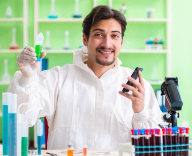 Laboratuvarda yeni bir deney üzerinde çalışan kimyager.