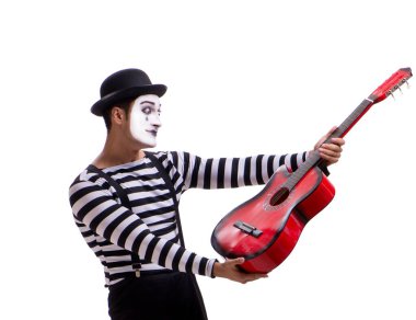 Gitar çalan pandomimci beyazda izole