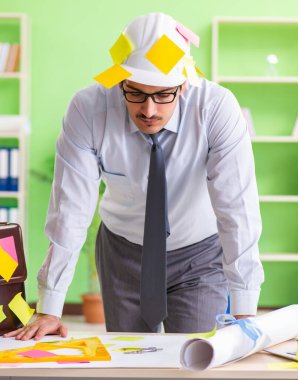 Erkek mühendis birçok çelişkili önceki projeler üzerinde çalışıyor