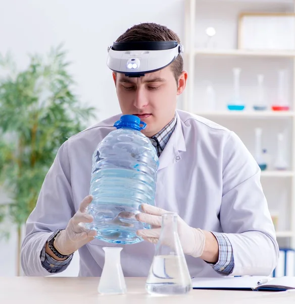 Young chemist student experimenting in lab — Stock Photo, Image