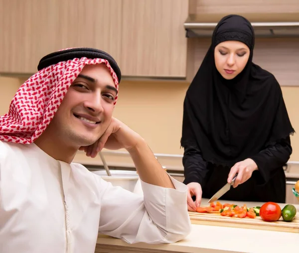 Junge arabische Familie in der Küche — Stockfoto