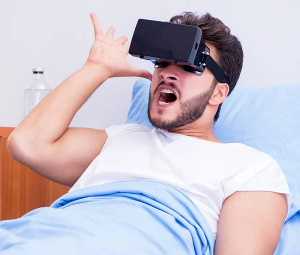 Paciente no hospital com óculos de realidade virtual — Fotografia de Stock