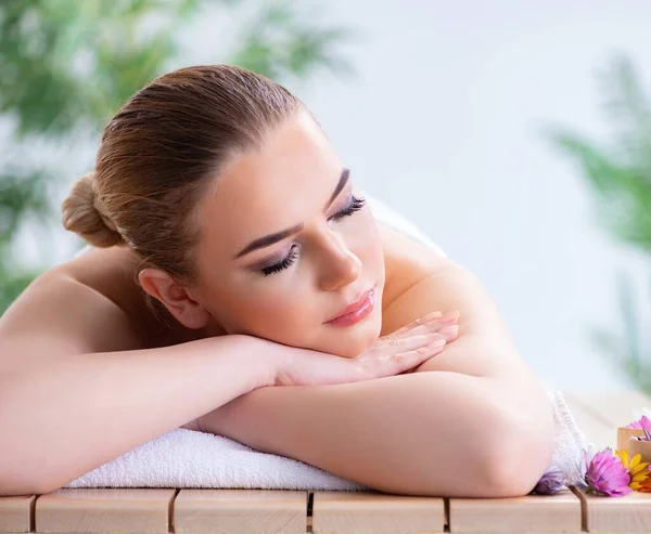 Frau bei massage session im spa — Stockfoto