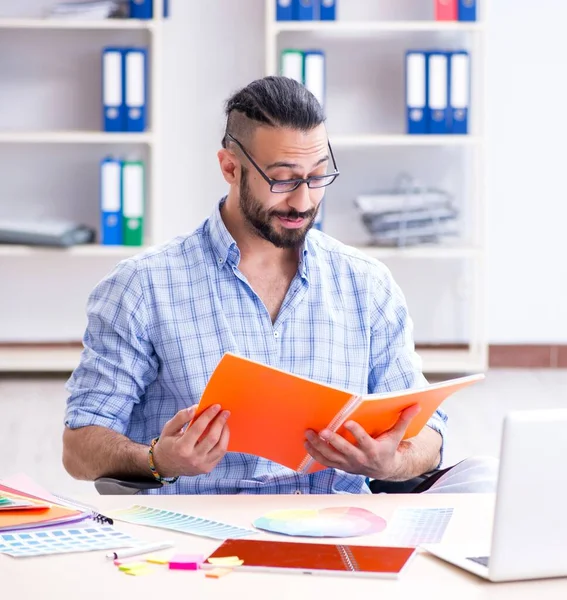 Joven diseñador trabajando en su estudio en un nuevo proyecto —  Fotos de Stock