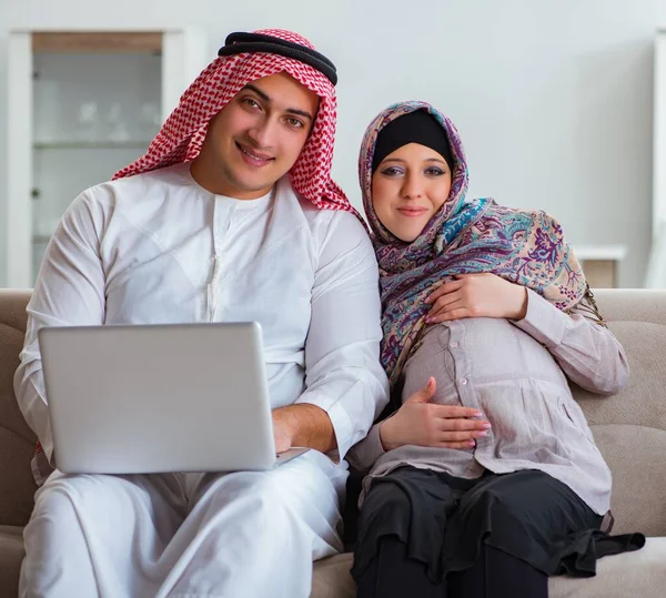 Ung arabisk muslimsk familj med gravid fru väntar barn — Stockfoto