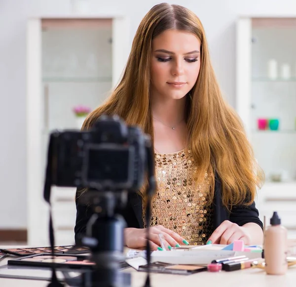 Beauty blogger filing video for her blog or vlog — Stock Photo, Image
