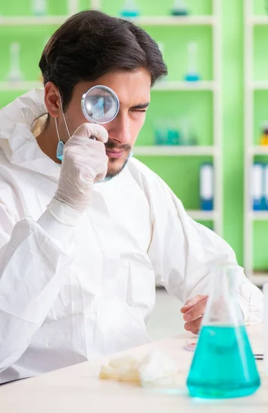 Chimico che lavora in laboratorio su un nuovo esperimento — Foto Stock