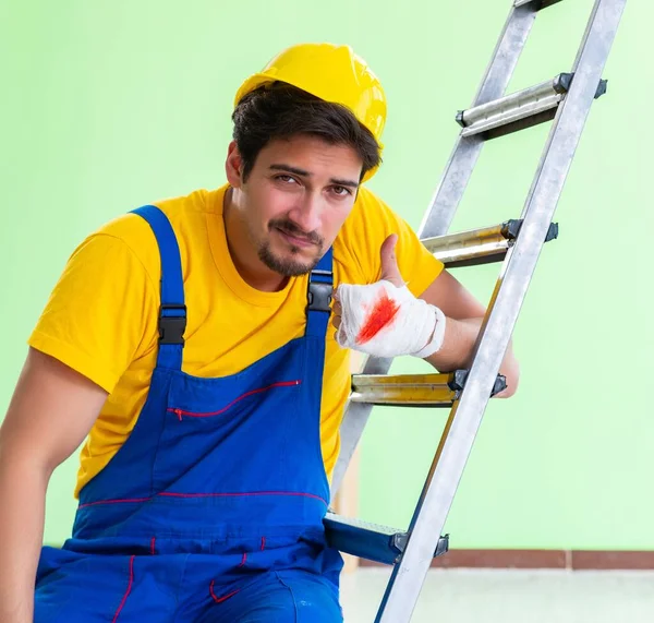 Injured worker at the work site — Stock Photo, Image