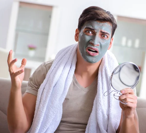 Snygg applicering av lermask i ansiktet — Stockfoto