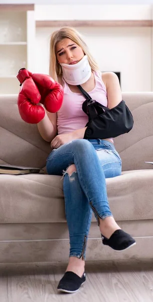 Femme blessée pendant le jeu de sport — Photo