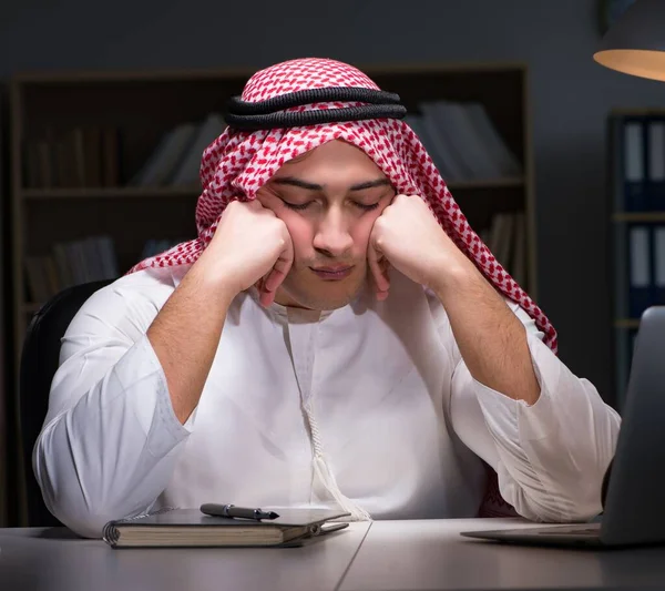 Arabische zakenman die laat in zijn ambt werkt — Stockfoto