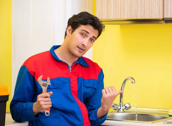 Torneira de reparação encanador na cozinha — Fotografia de Stock