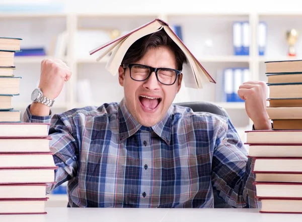 Nerd divertido estudiante preparándose para los exámenes universitarios —  Fotos de Stock