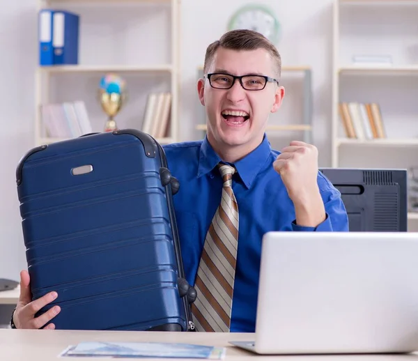 Young employee preparing for vacation trip — Stock Photo, Image