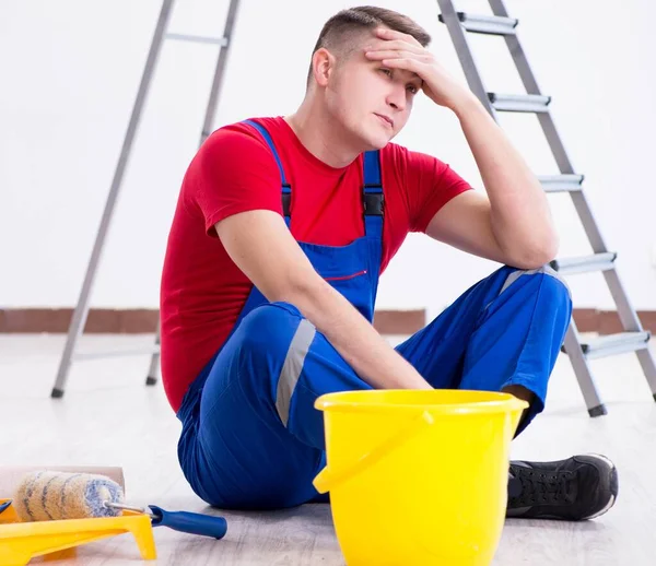 Pintor masculino se preparando para o trabalho de pintura no canteiro de obras — Fotografia de Stock