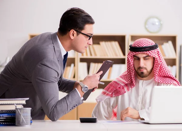 Diverso concetto di business con uomo d'affari arabo — Foto Stock