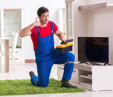 Profesyonel tamir mühendisi bozuk televizyonu tamir ediyor.