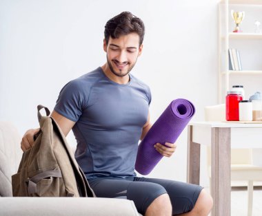 Genç adam spor için hazırlanıyor.