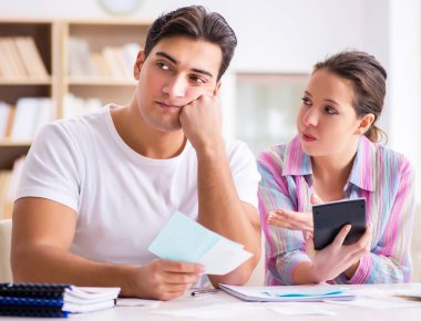 Genç aile aile aile mali durumunu tartışıyor