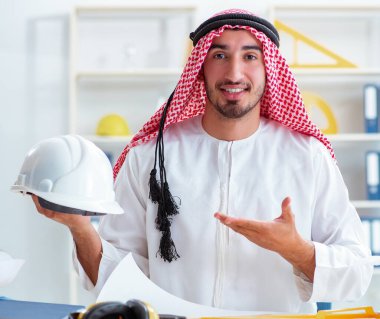 Arap mühendis yeni proje üzerinde çalışıyor