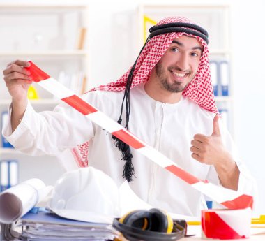 Arap mühendis yeni proje üzerinde çalışıyor