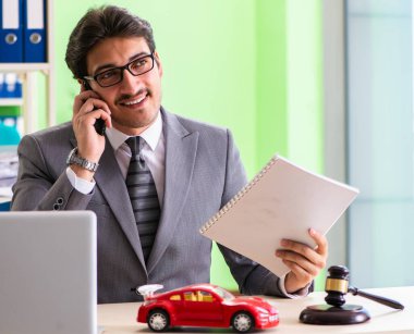 Genç ve yakışıklı avukat ofiste çalışıyor.