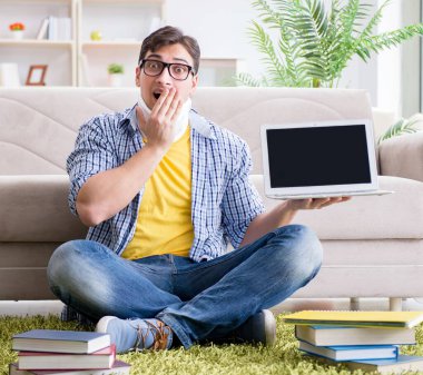 Boyun yaralanması olan öğrenci sınava hazırlanıyor.