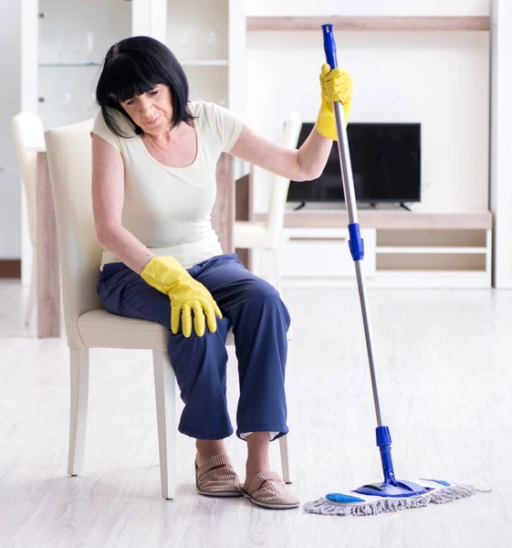 Vecchia donna matura stanca dopo le faccende domestiche — Foto Stock