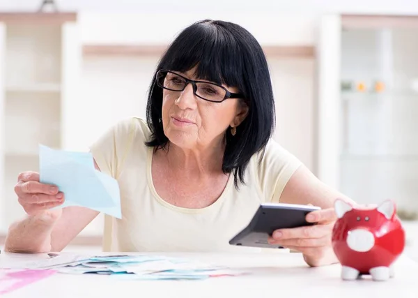 Gammal kvinna försöker förena sina räkningar — Stockfoto