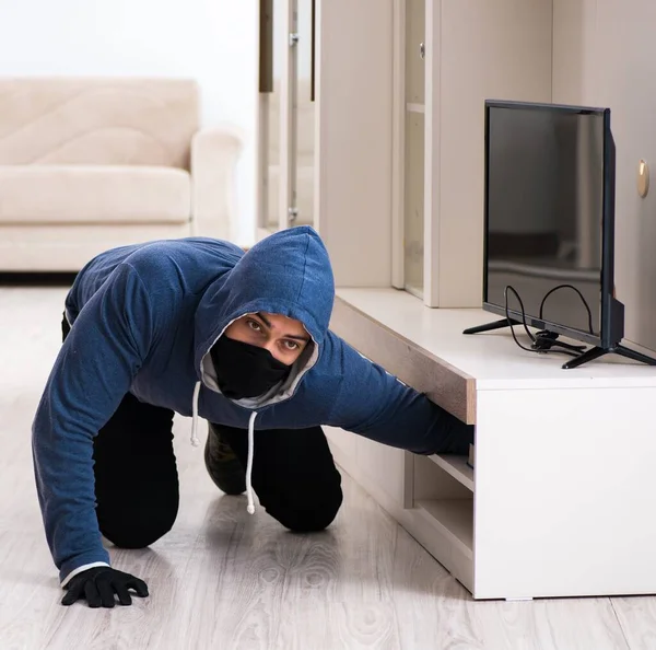 Hombre ladrón robar tv set de casa — Foto de Stock